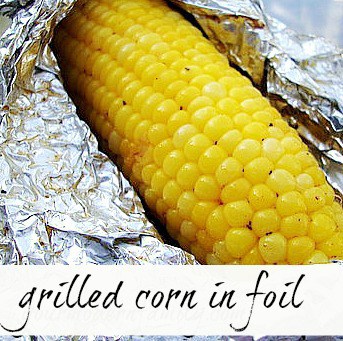 (Seasoned) Grilled corn on the cob in foil