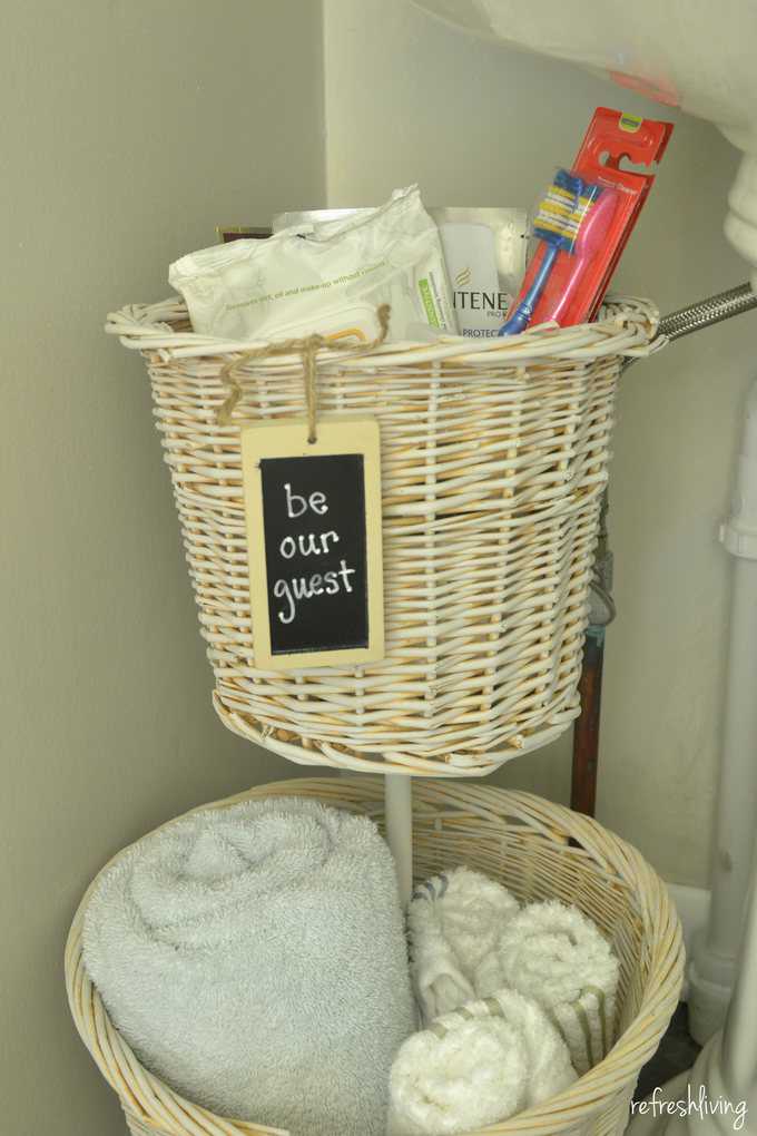 upcycled-baskets-DIY-bathroom-organizer