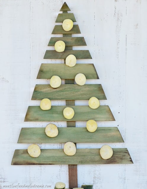 wood-pallet-christmas-tree-wood-slices