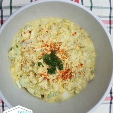 A bowl of food on a plate.