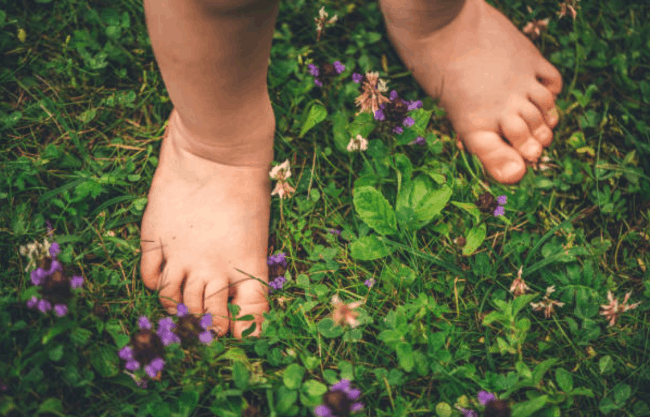 barefoot kids are smarter, happier & healthier